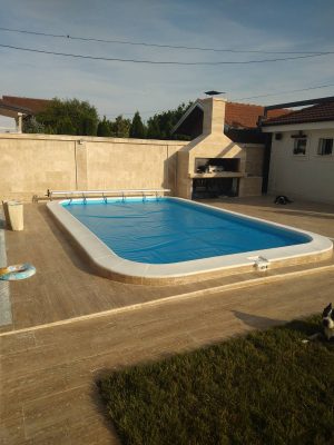 Mali bazen uklopljen u dvorište pored roštilja