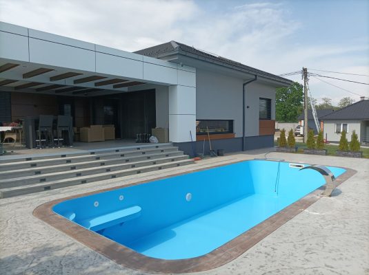 Moderni porodični bazen u dvorištu
