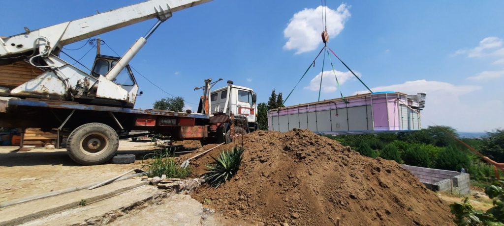 Spuštanj bazena u rupu u Kragujevcu